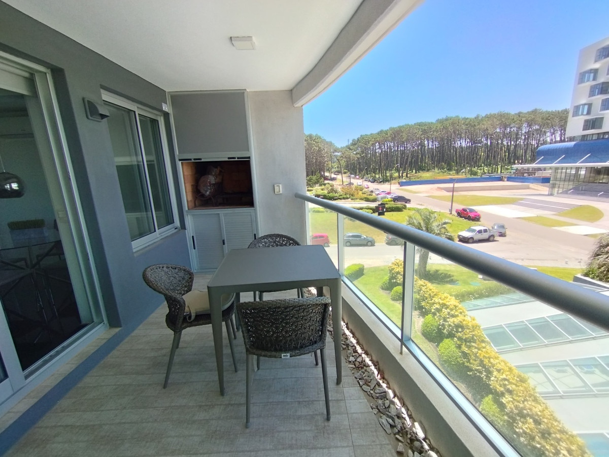 Venta de apartamento con parrillero propio de un dormitorio en edificio Look Brava a pasos del Mar