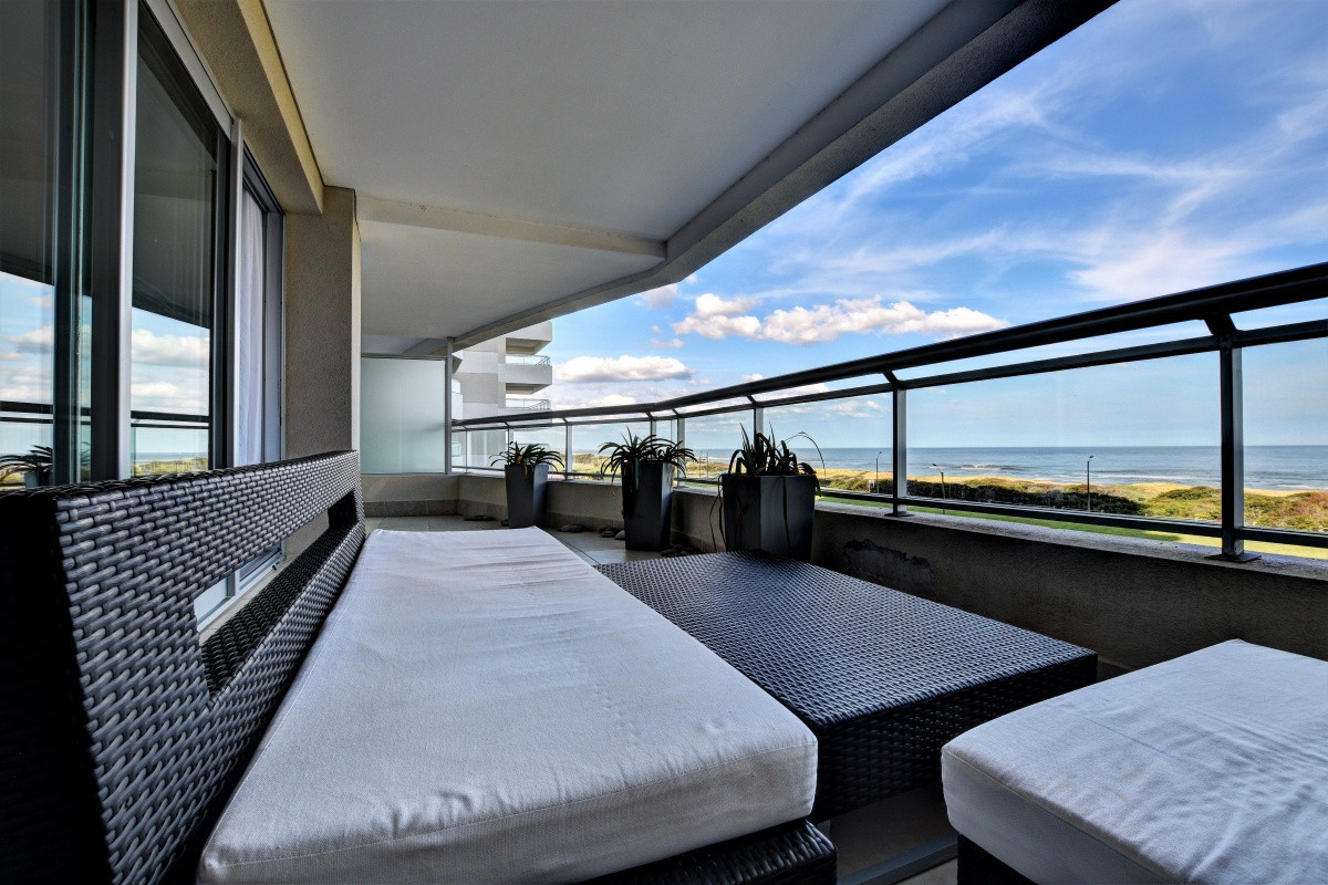 Moderno Apartamento de 3 Dormitorios frente al Mar, Playa Brava