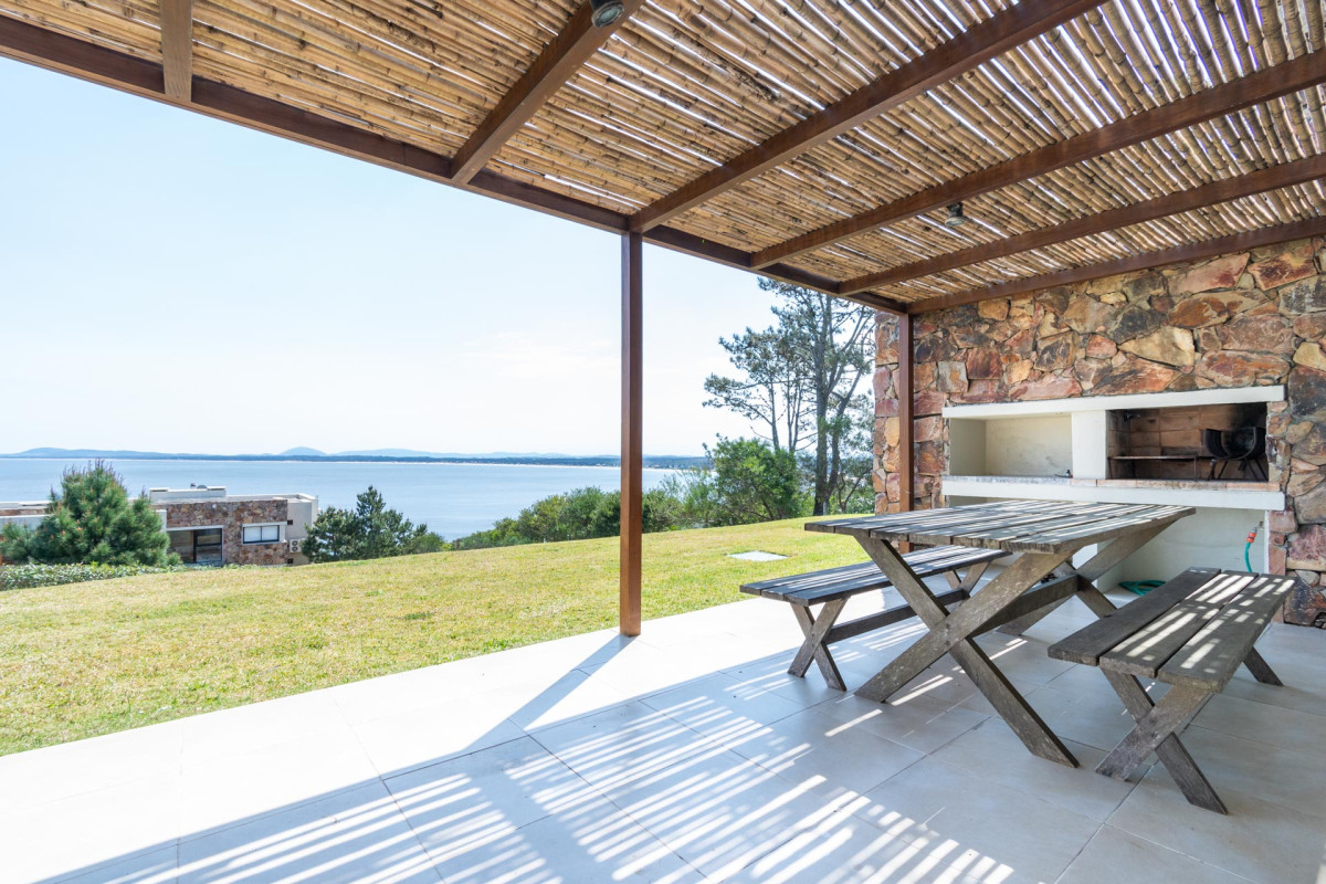 Apartamento de un dormitorio con parrillero y jardin en Venta y Alquiler, Punta Ballena