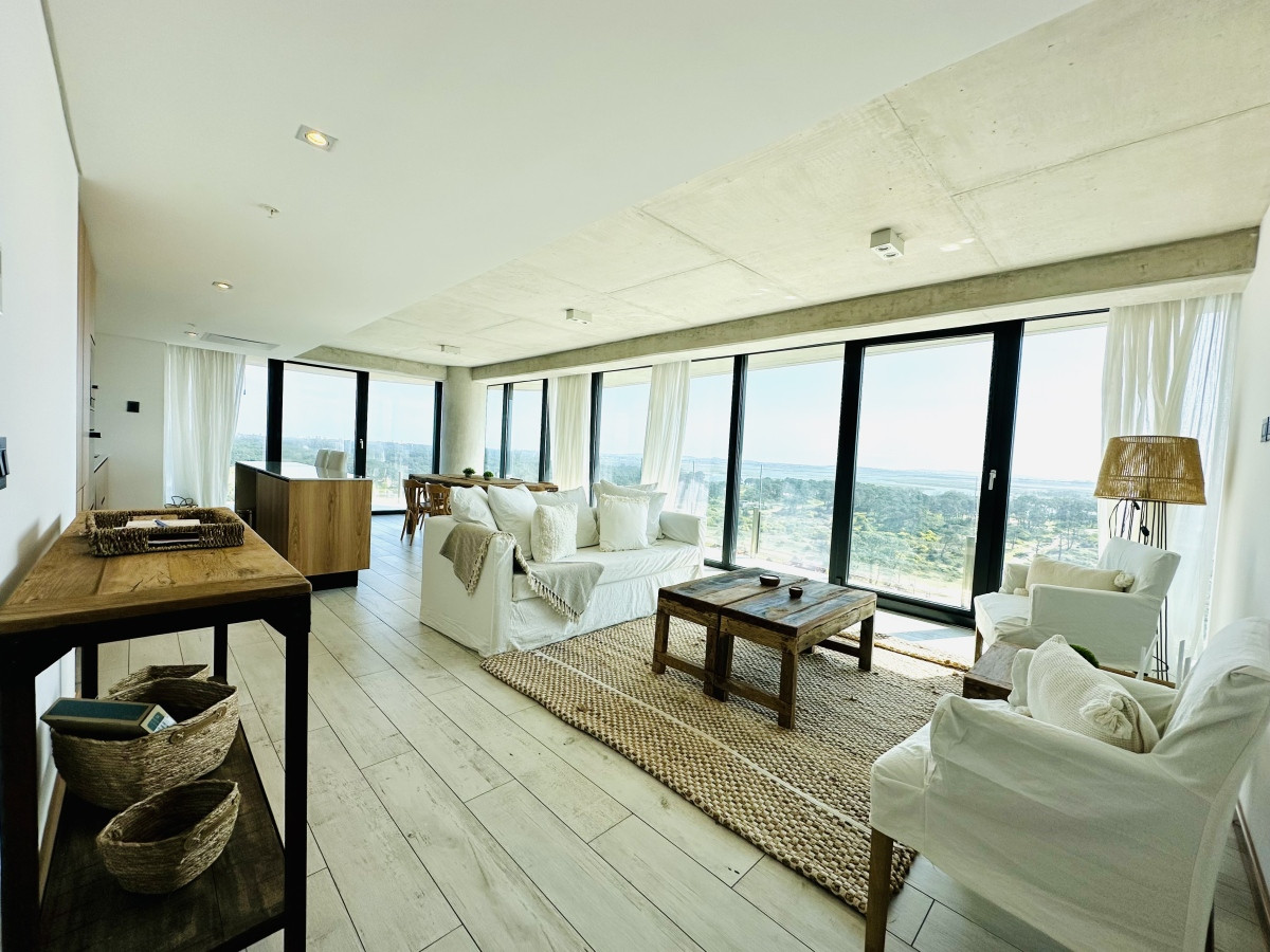 Venta y alquiler de Apartamento de 1 Dormitorio en suite piso alto de Torre Surfside Village, Punta del Este