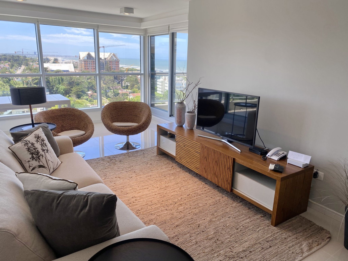 Venta Excelente Apartamento de 2 Dormitorios + Servicio en Brava con Vista al Mar