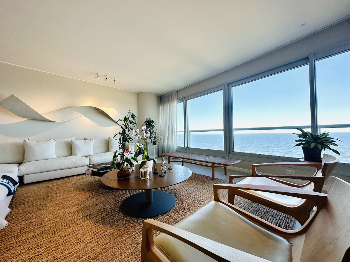 Lujo, vista y confort. Espectacular Apartamento de 3 Dormitorios + Dependencia frente a Playa Brava, en Punta del Este