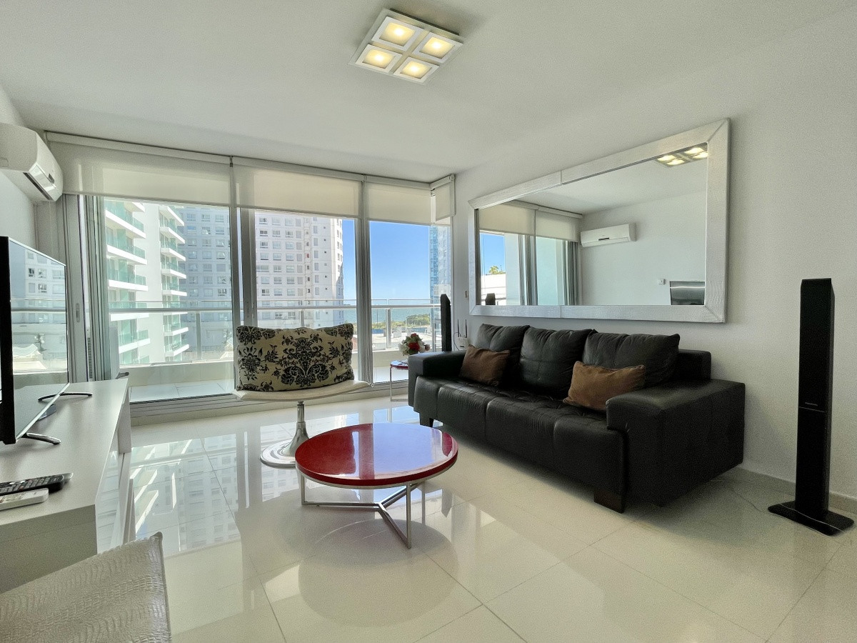 Apartamento de 2 Dormitorios y Servicio a metros del mar, Playa Mansa Punta del Este