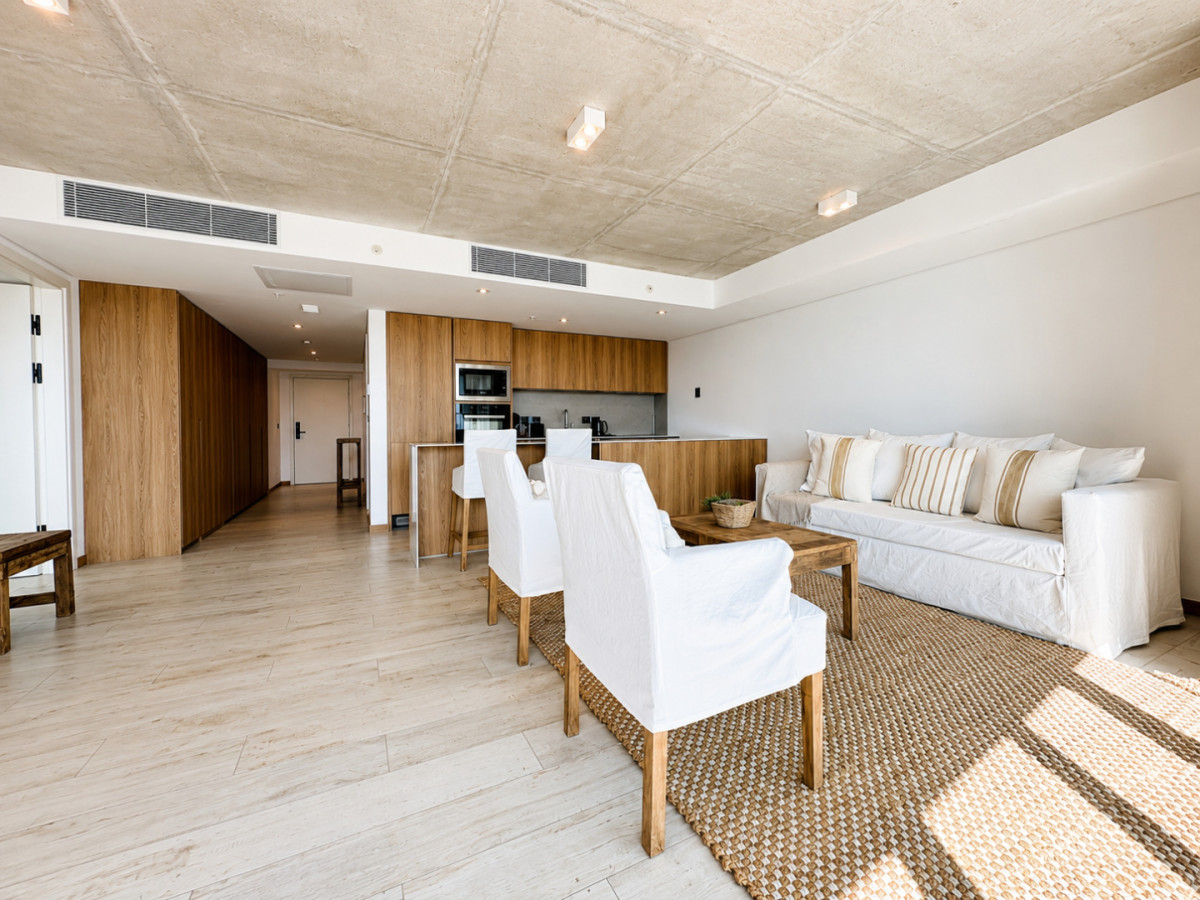 Moderno Apartamento de 1 Dormitorio en suite piso alto en Torre Surfside Village, Punta del Este