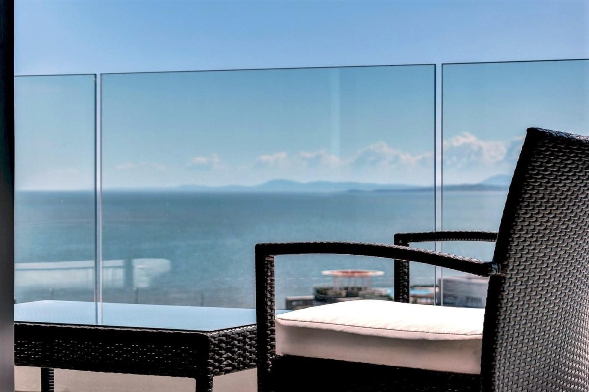 Venta de apartamento de dos dormitorios en edificio Art Tower, La Pastora, Punta del Este