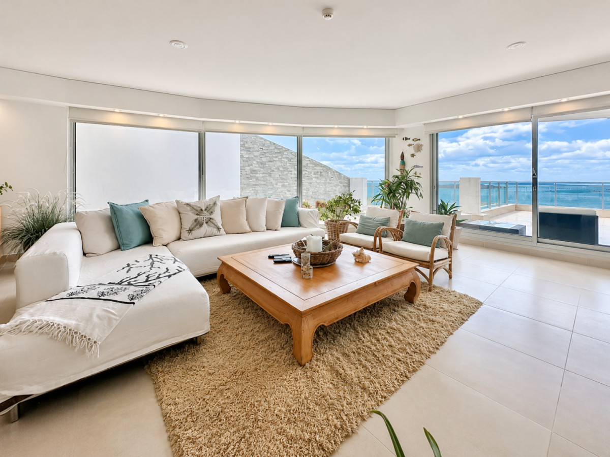 Penthouse Dúplex de 3 Dormitorios y Parrillero en Playa Mansa, Punta del Este