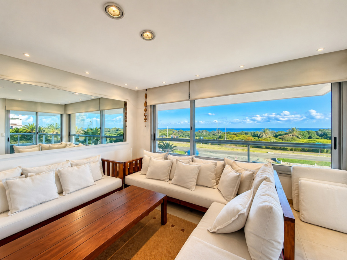 Venta de Apartamento de 3 Dormitorios sobre Primera Fila de Playa Brava, Punta del Este
