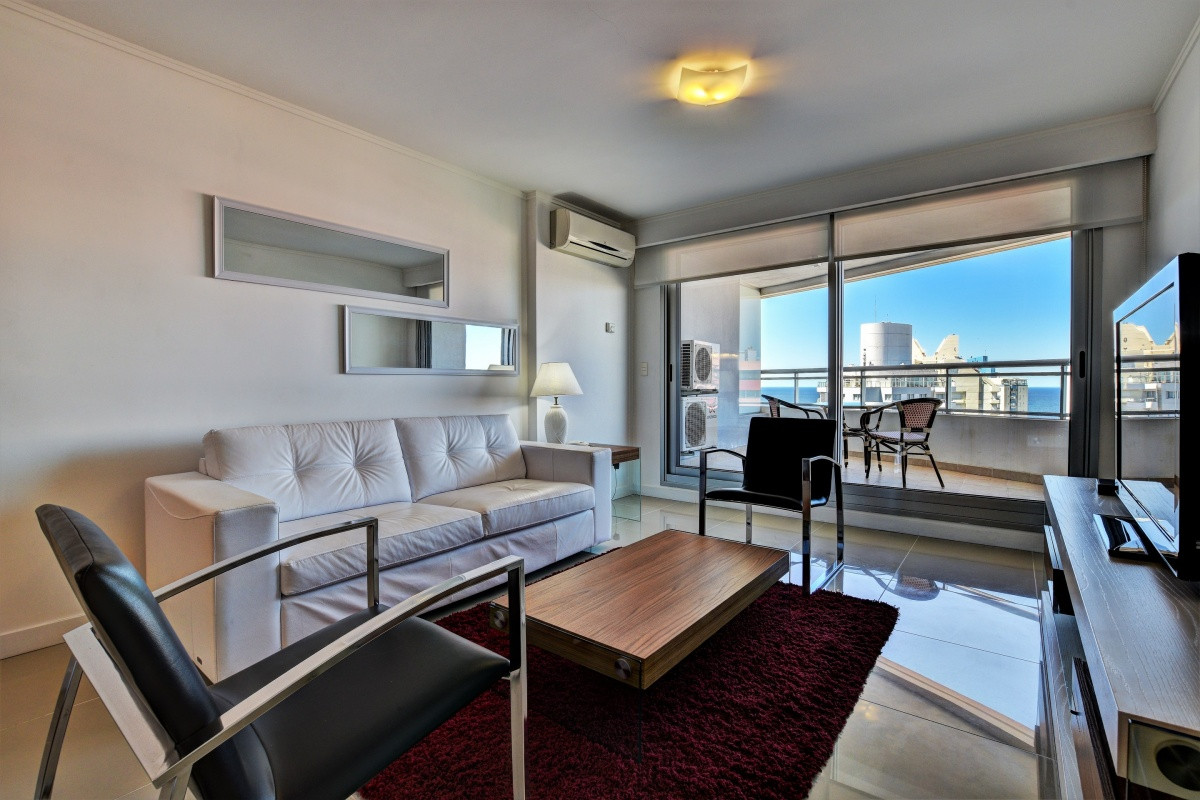 Venta de apartamento moderno de tres dormitorios súper bien ubicado entre playas Brava y Mansa