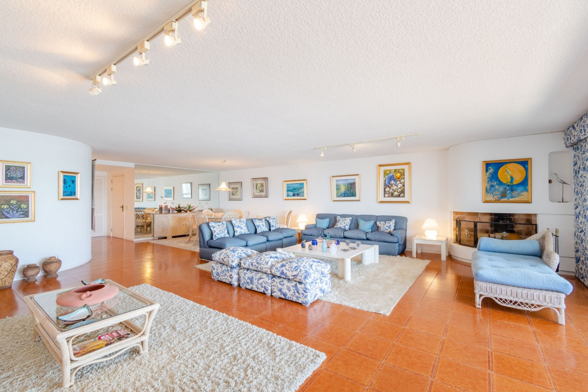 Excelente Apartamento de 3 Dormitorios y Dependencia de Servicio Frente al Mar - Playa Brava