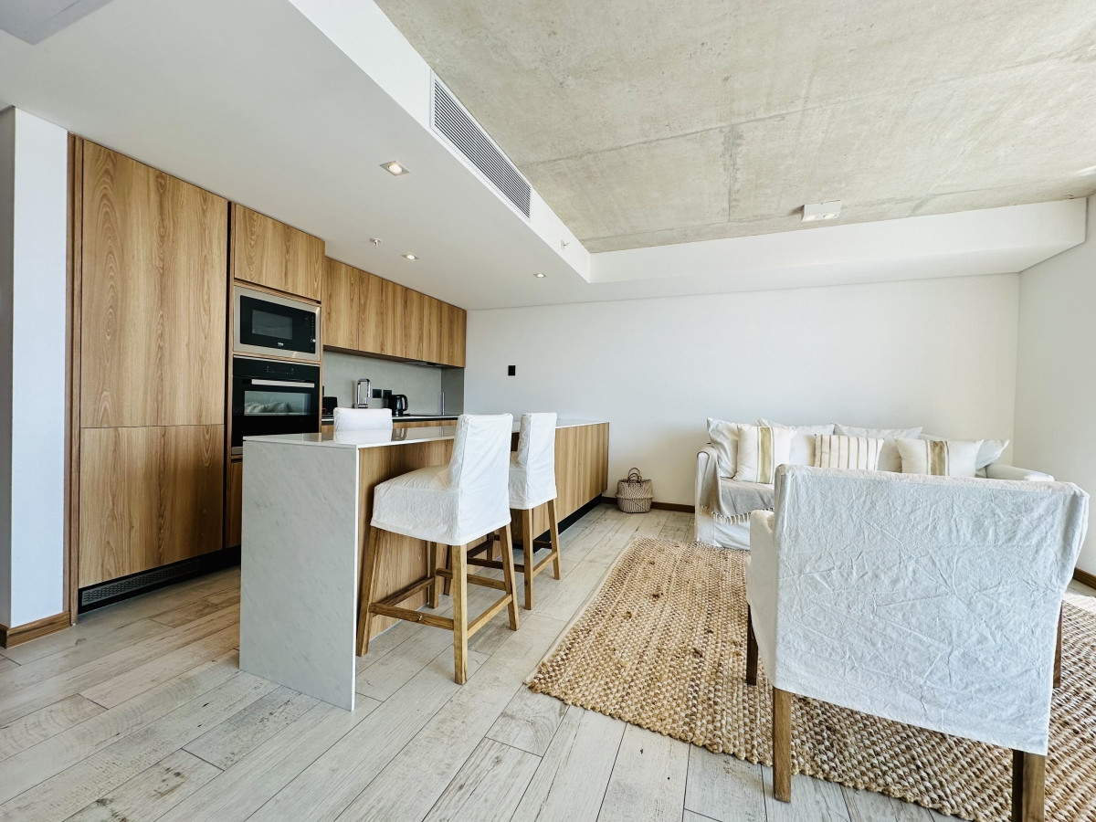 Moderno Apartamento de 1 Dormitorio en suite piso alto en Venta de Torre Surfside Village, Punta del Este