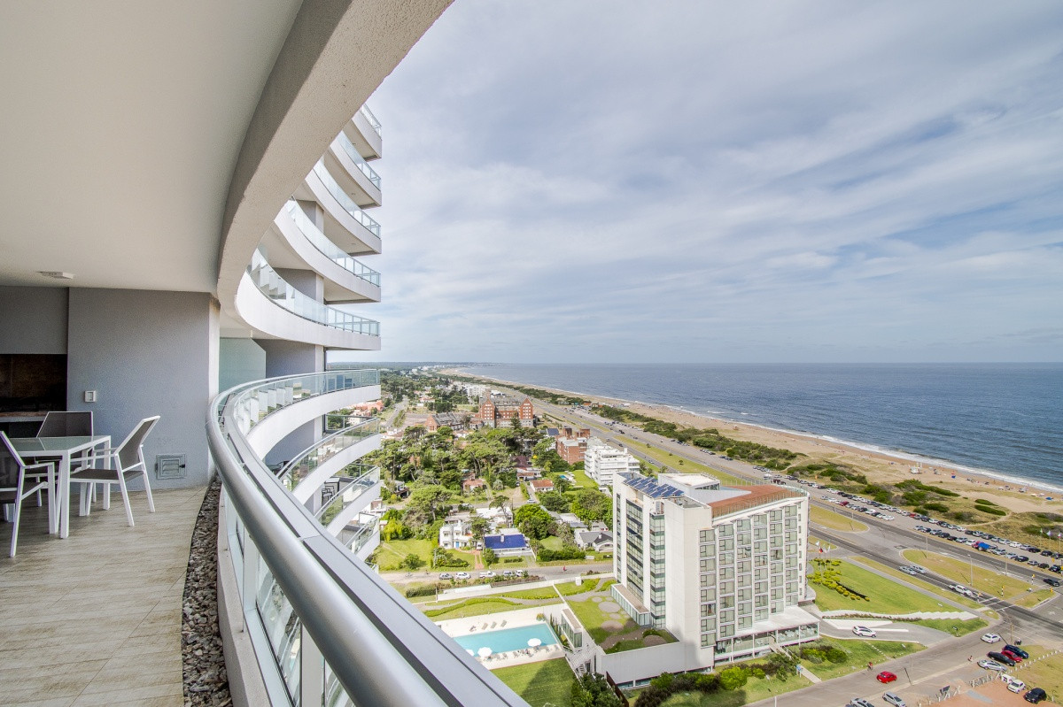 Apartamento de 3 Dormitorios + Dependencia y Parrillero en Frente a Playa Brava, Punta del Este