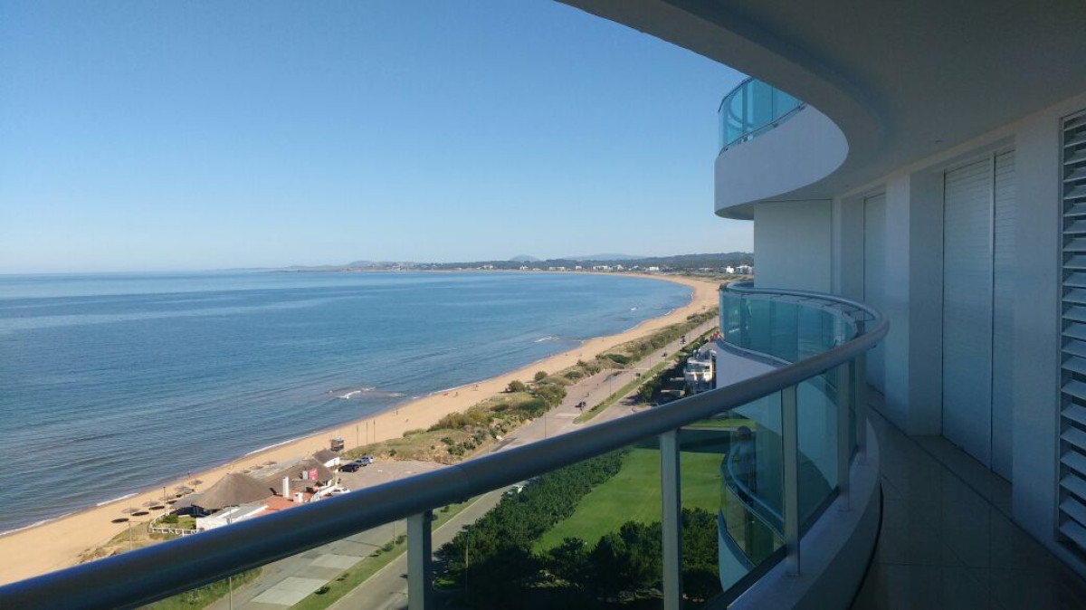 Alquiler temporario de apartamento en torre Premiun sobre playa Mansa de tres dormitorios