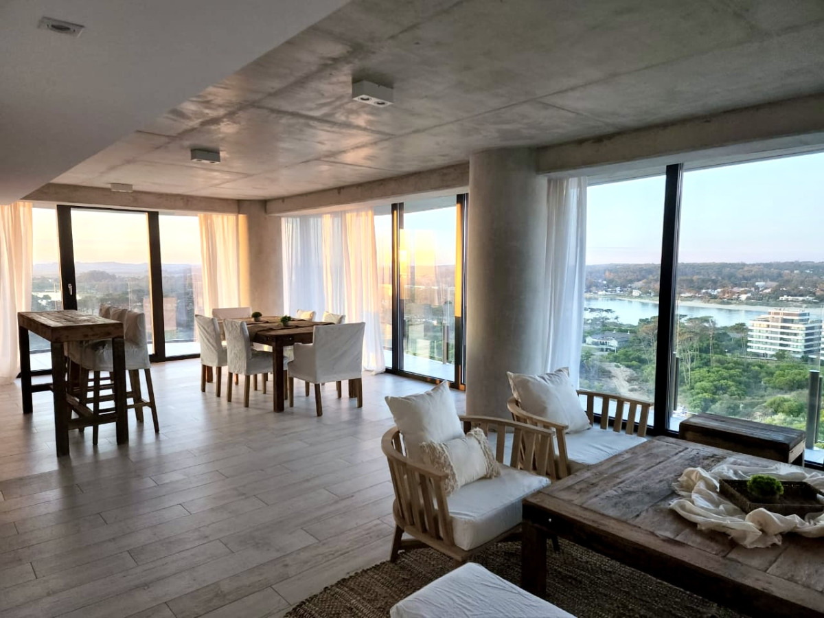 Venta y alquiler de apartamento de dos dormitorios en suite piso alto de Torre Surfside Village, Punta del Este