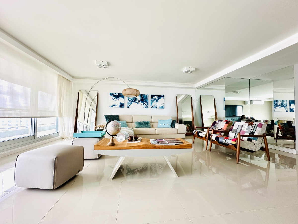 Venta de amplio penthouse con cuatro dormitorios más dependencia de servicio en torre premiun de Playa Brava, Punta del Este