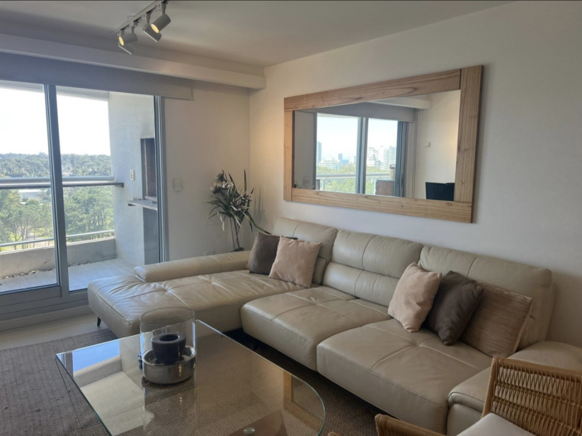 Apartamento en venta y alquiler de 1 dormitorio con parrillero en Playa Brava, torre moderna