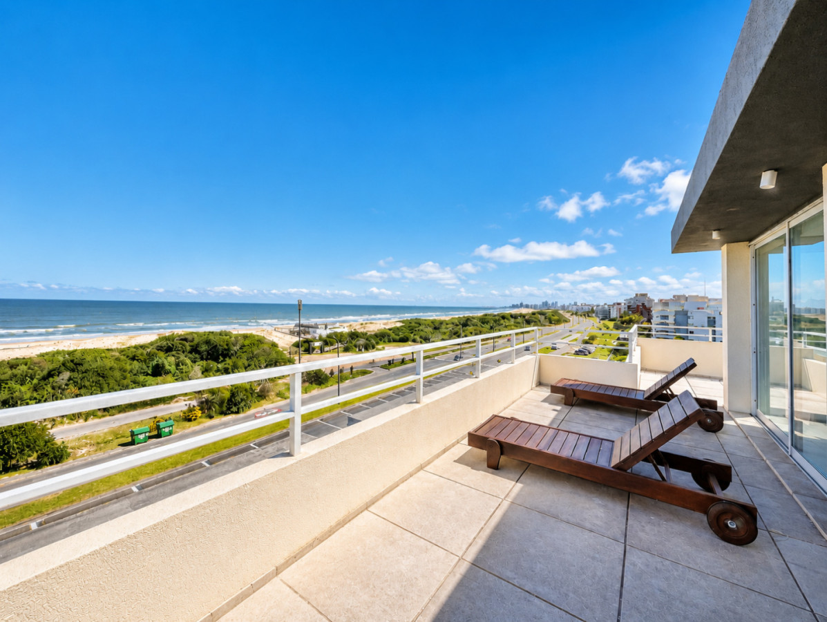 Penthouse de 3 Dormitorios con Barbacoa en Primera Línea del Mar, Playa Brava Punta del Este