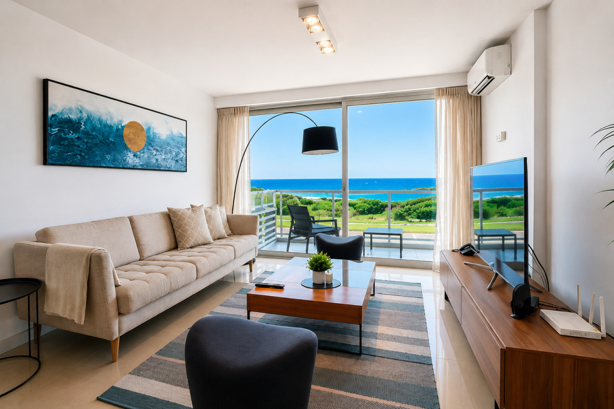 Apartamento de 3 Dormitorios en Primera Línea del Mar, Playa Brava Punta del Este