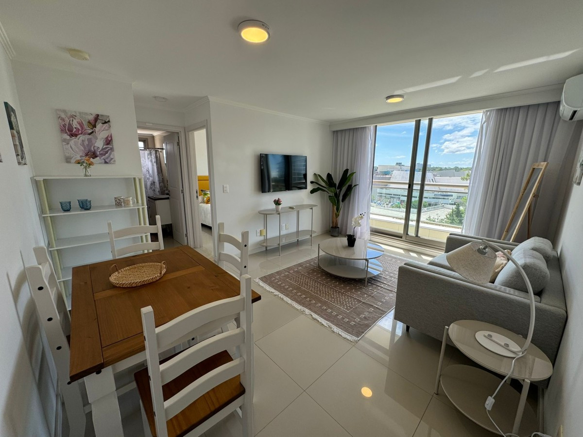 Alquiler Anual Moderno Apartamento de 1 Dormitorio en Torre con Servicios, Punta del Este