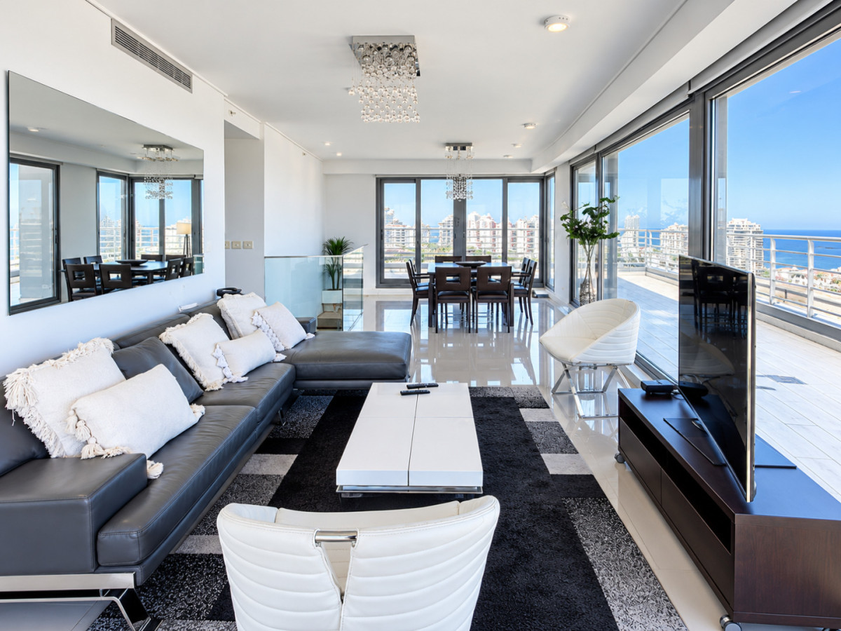 Penthouse Dúplex de 3 Dormitorios en suite con Parrillero, Jacuzzi y Amplias Terrazas con vistas panorámicas. Playa Mansa, Punta del Este