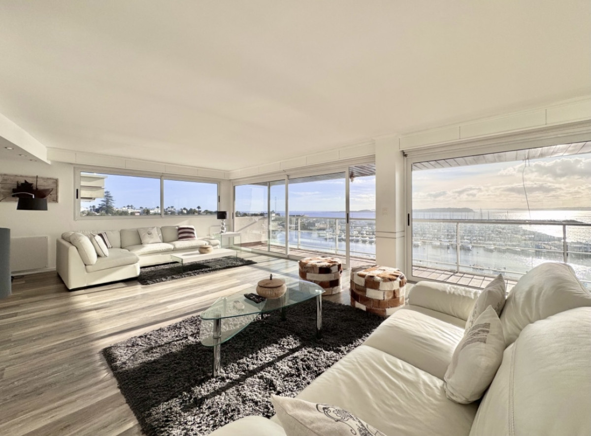 Apartamento de 6 Dormitorios Frente al Puerto de Punta del Este