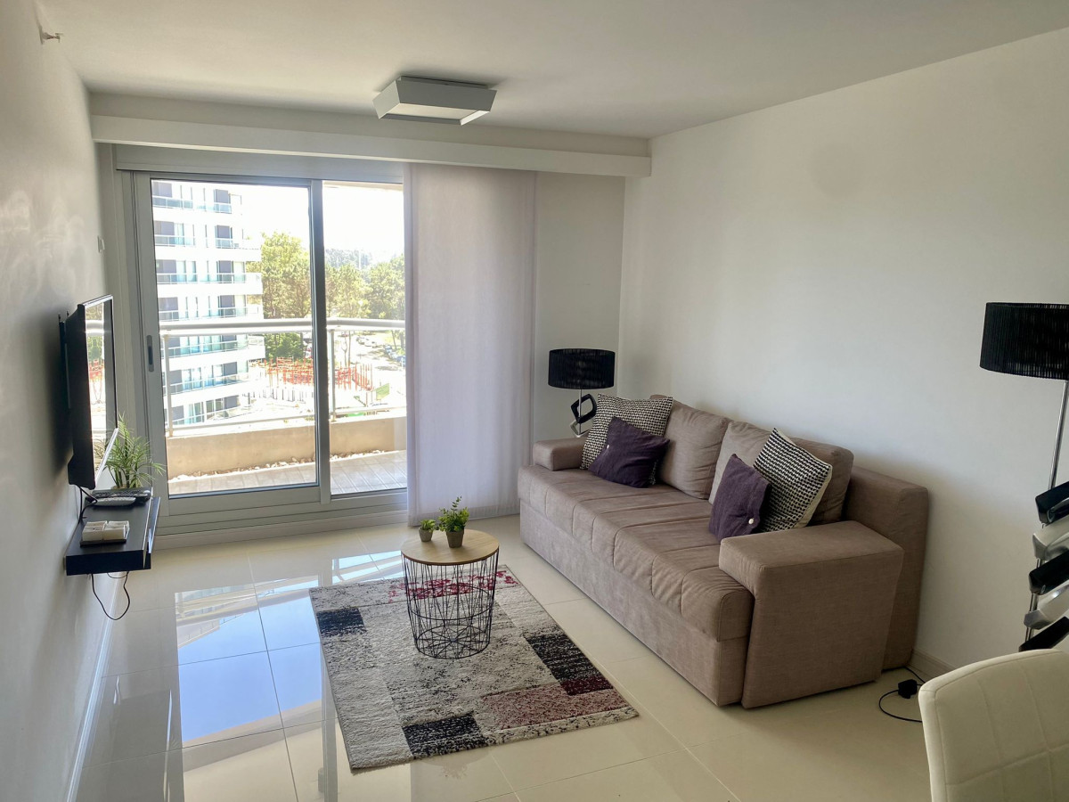 Venta de apartamento de 1 dormitorio con parrillero exclusivo en moderna torre de playa brava 
