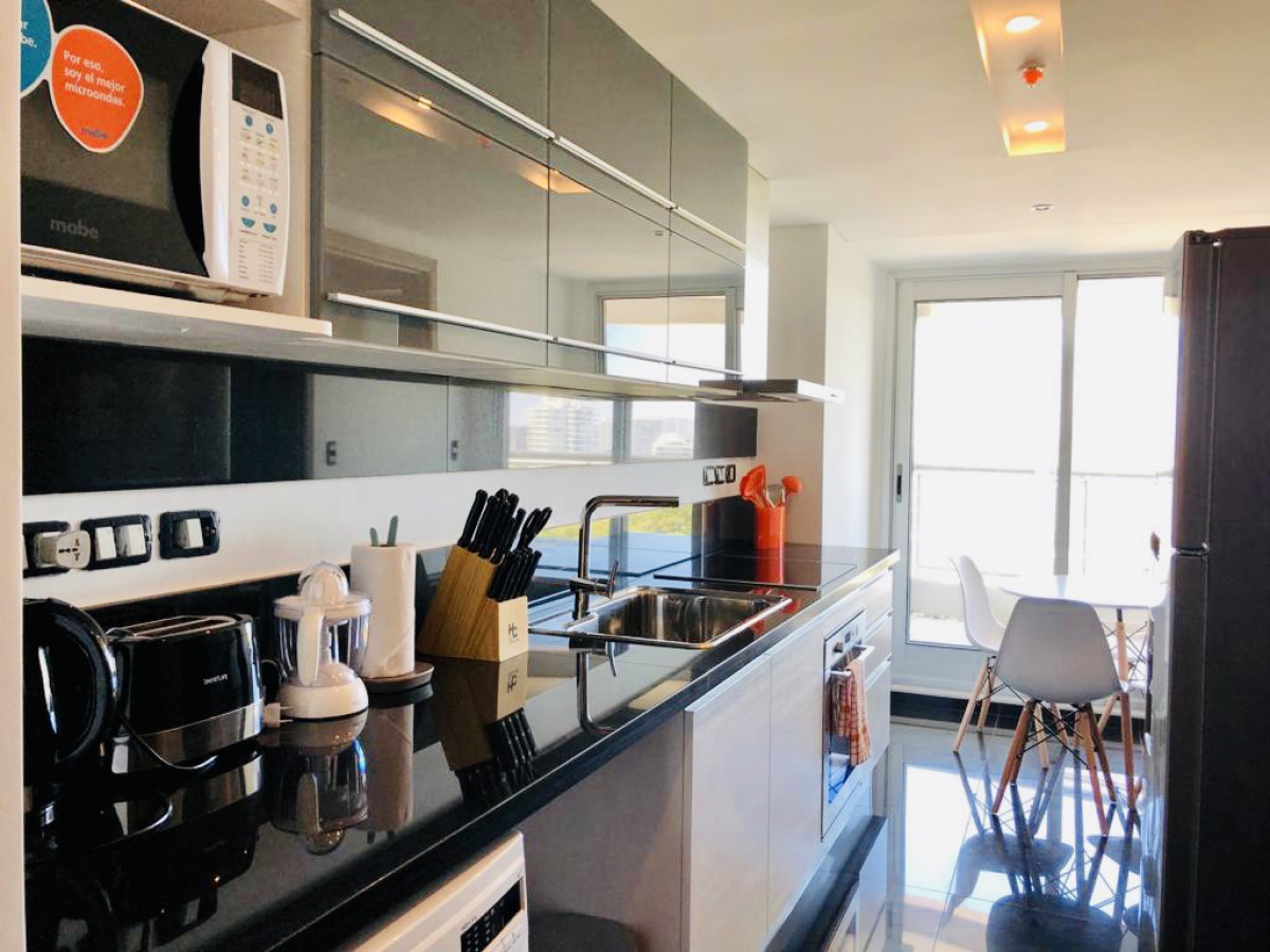 Venta y alquiler temporario de apartamento piso alto en torre con servicios. Dos dormitorios más dependencia 
