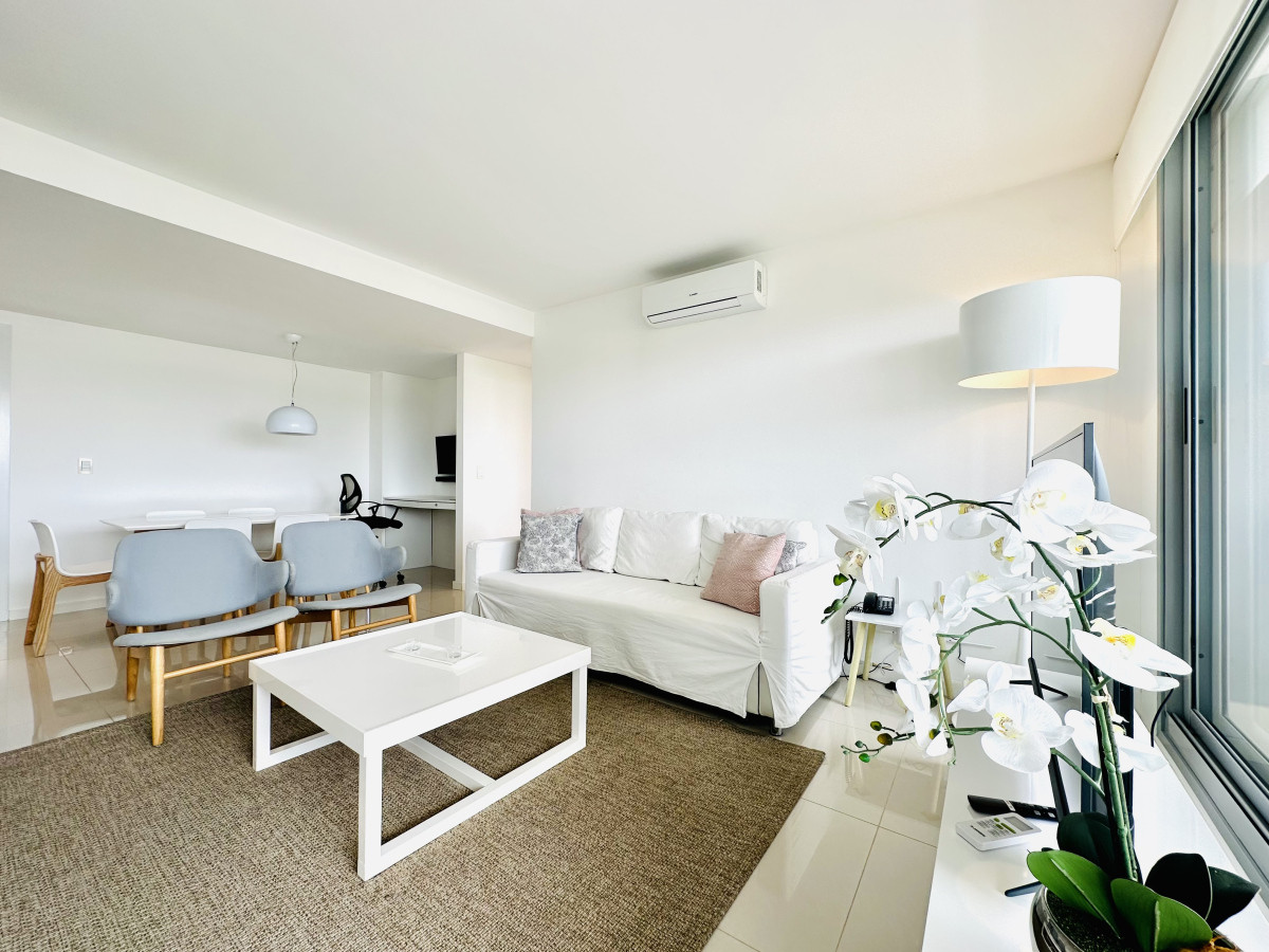 Apartamento de 2 Dormitorios en Venta a metros de playa Brava, Punta del Este