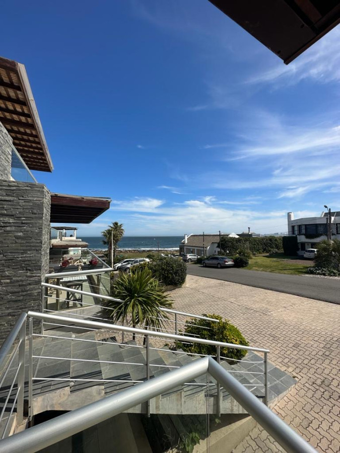 Apartamento en venta de 3 dormitorios con parrillero propio a pasos de la playa en la Barra 