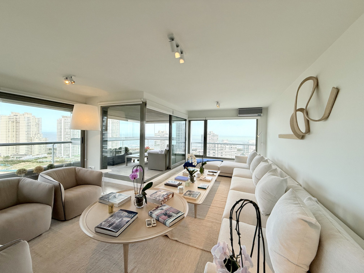 Apartamento Penthouse finamente decorado de 3 dormitorios con parrillero propio en venta, Roosevelt Brava, Punta del Este