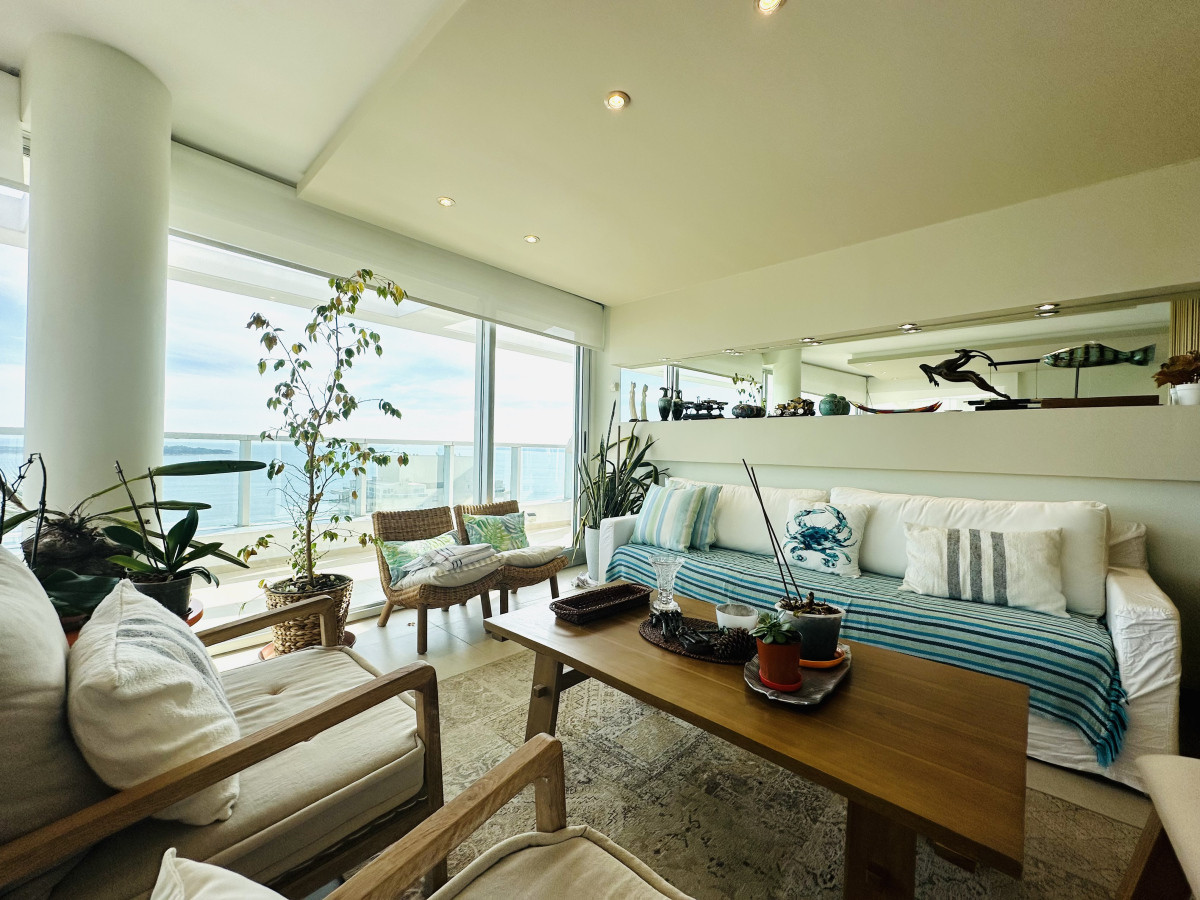 Venta de Excelente Penthouse de 2 Dormitorios y Parrillero con vistas a Playa Mansa, Punta del Este