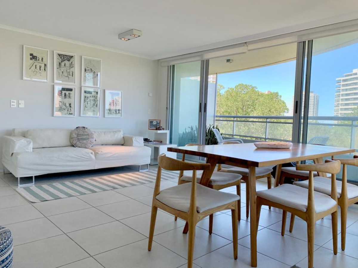 Excelente Apartamento de 2 Dormitorios en Ocean Drive, Punta del Este