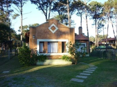 Venta y alquiler temporario de casa de tres dormitorios en Montoya, La Barra