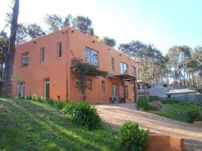 Venta y alquiler de gran casa de cuatro dormitorios en Laguna Blanca Barrio Privado de Manantiales