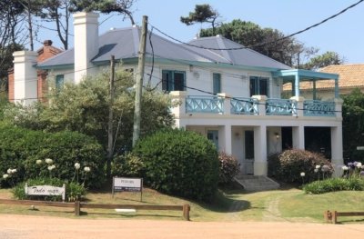 Casa de 3 dormitorios en alquiler y venta en Montoya con piscina a 100 mts del mar