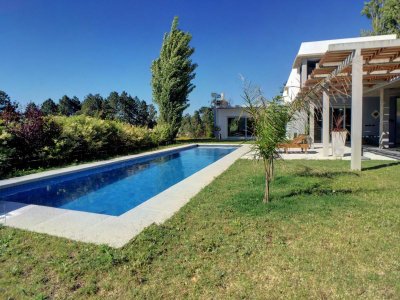 Venta y alquiler temporario de amplia casa en Barrio Privado con piscina