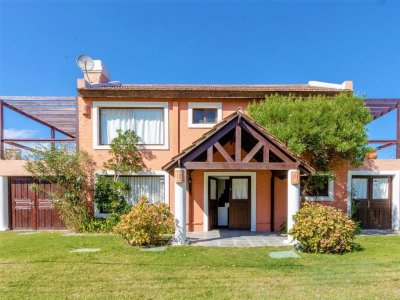 Excelente Casa de 4 Dormitorios con Vista al Mar y Piscina en Montoya, La Barra
