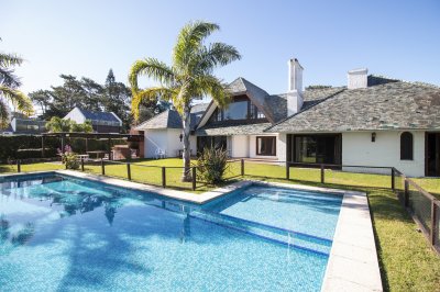 Venta de Casa de 4 Dormitorios y Piscina con gran parque en Playa Mansa, Punta del Este