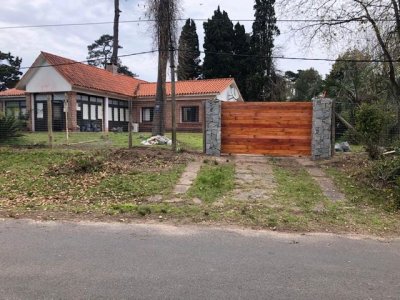 Casa en alquiler temporario de tres dormitorios con dos baños en Barrio Cantegril