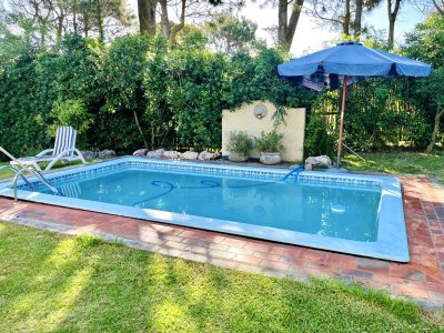 Muy Buena Casa de 3 Dormitorios y Piscina a una cuadra de Playa Mansa