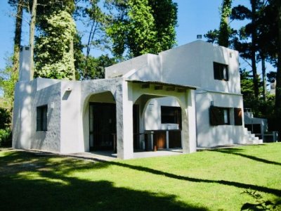 Casa de 3 dormitorios al alquiler de temporada Barrio Pinares, Punta del Este