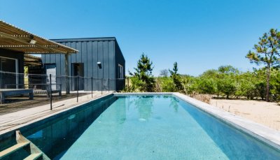 Magnifica casa de cuatro dormitorios mas piscina en barrio Privado Club de Mar, José Ignacio