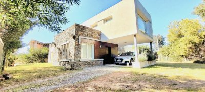 Casa moderna de 5 dormitorios  en venta con renta 