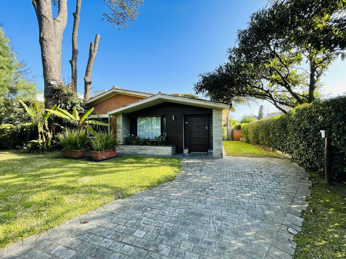 Casa de 3 Dormitorios, Piscina Climatizada y Parrillero en Playa Mansa, Punta del Este