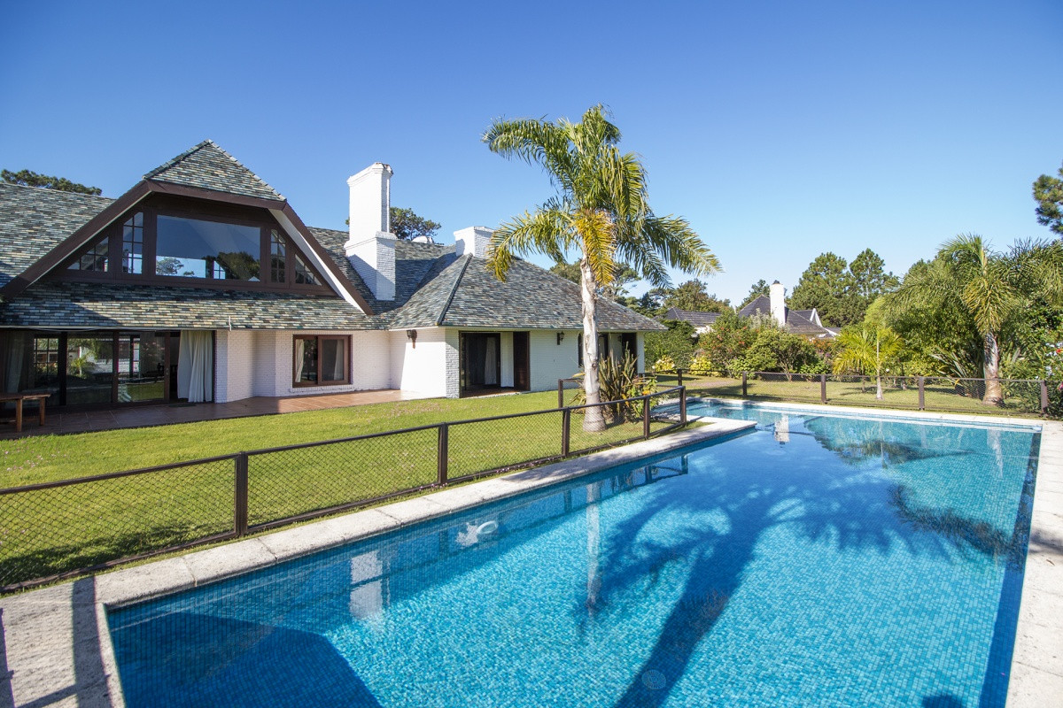 Venta de Casa de 4 Dormitorios y Piscina con gran parque en Playa Mansa, Punta del Este