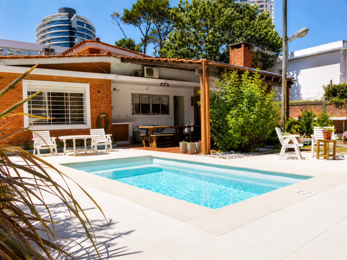 Casa de 4 Dormitorios, Parrillero y Piscina Climatizada, a minutos de Playa Mansa y Playa Brava