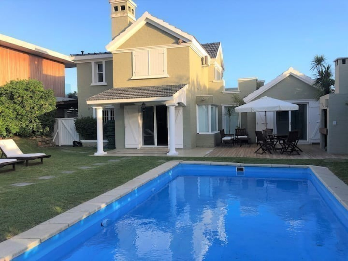 Casa de 5 dormitorios y piscina en alquiler sobre Playa Montoya