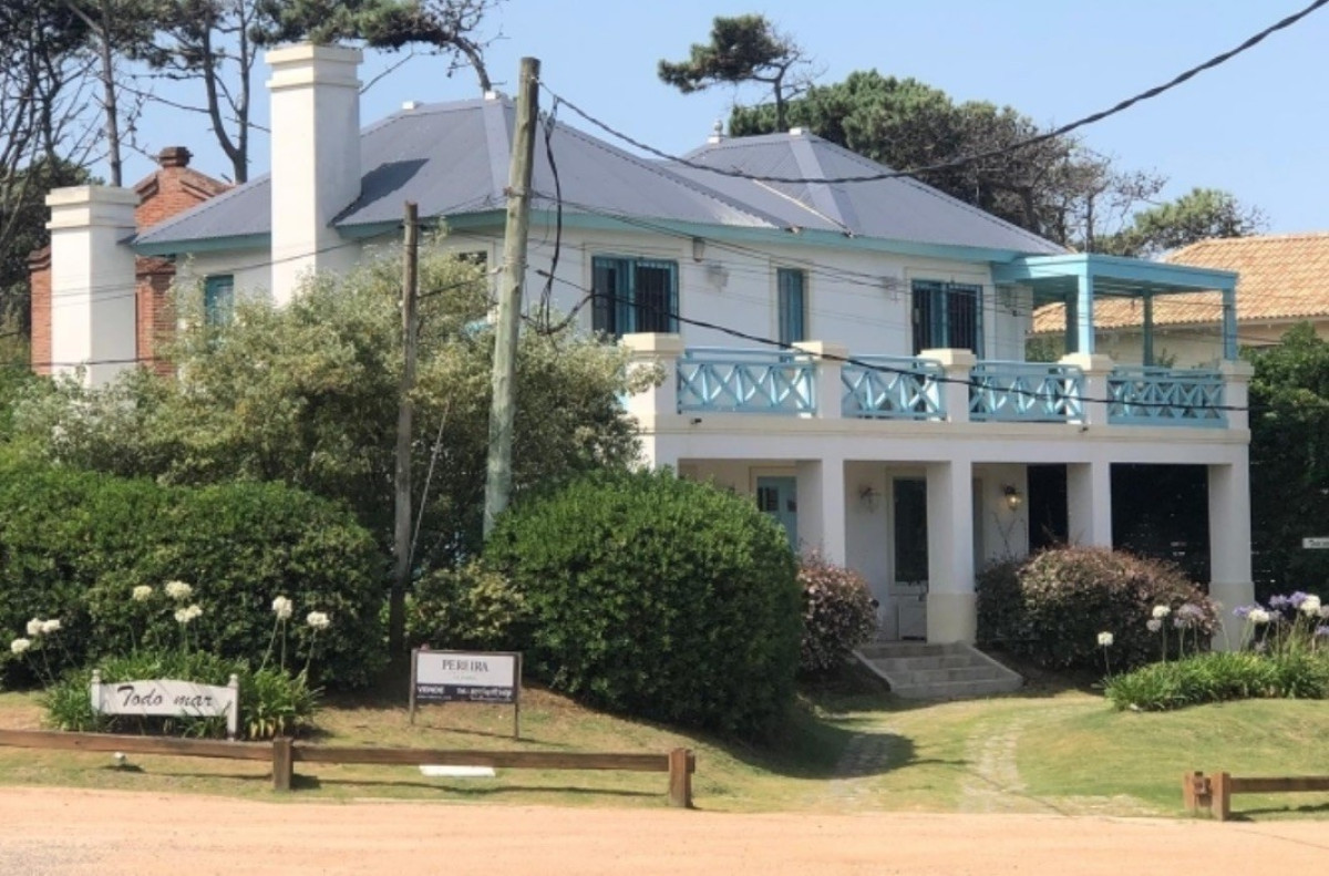 Casa de 3 dormitorios en alquiler y venta en Montoya con piscina a 100 mts del mar