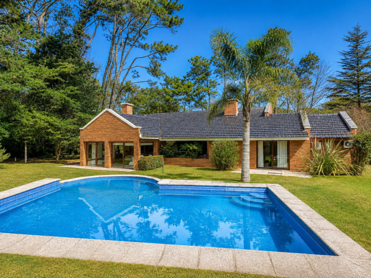 Excelente Casa de 4 Dormitorios + Dependencia, Piscina y Parrillero en San Rafael 