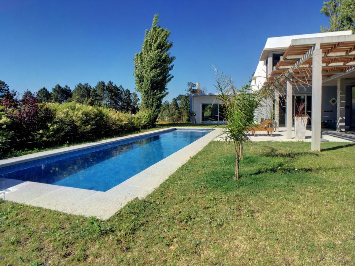 Venta y alquiler temporario de amplia casa en Barrio Privado con piscina
