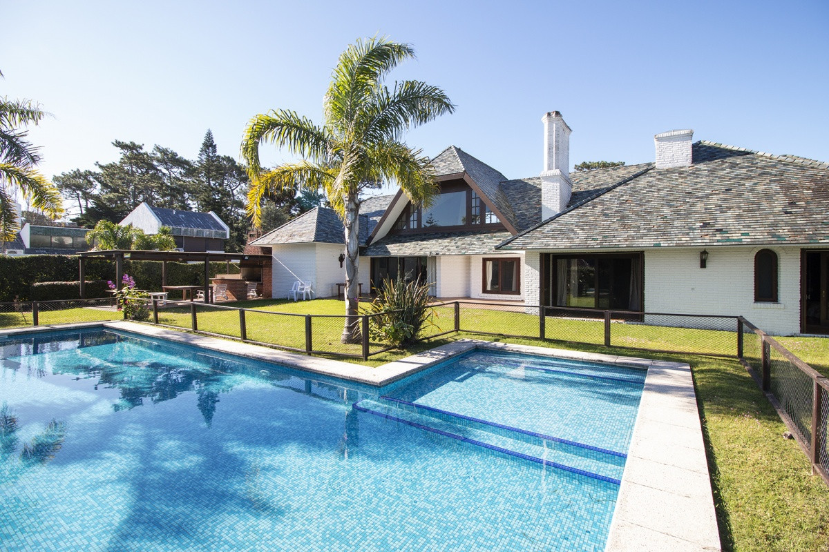 Venta de Casa de 4 Dormitorios y Piscina con gran parque en Playa Mansa, Punta del Este